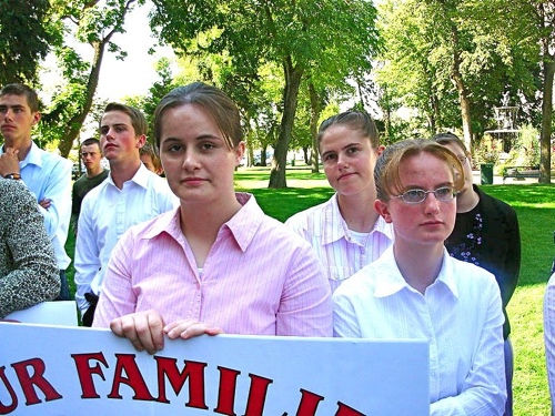 Teens from polygamous families along with over 200 supporters demonstrate at a pro-plural marriage rally in Salt Lake City in 2006. Available via Wikipedia